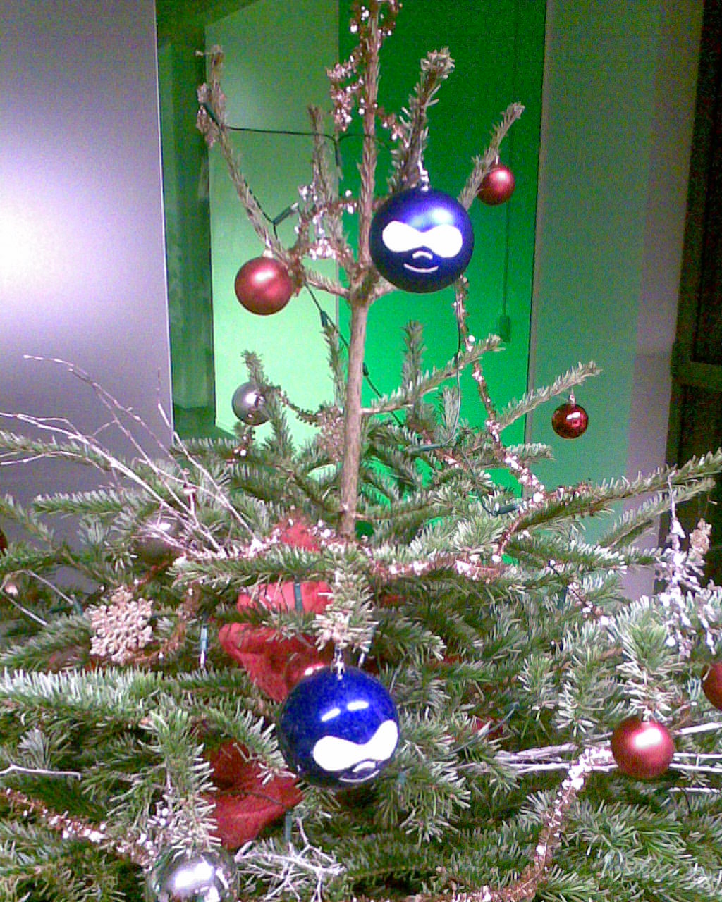 A global overview of the tree with two drupal christmas balls